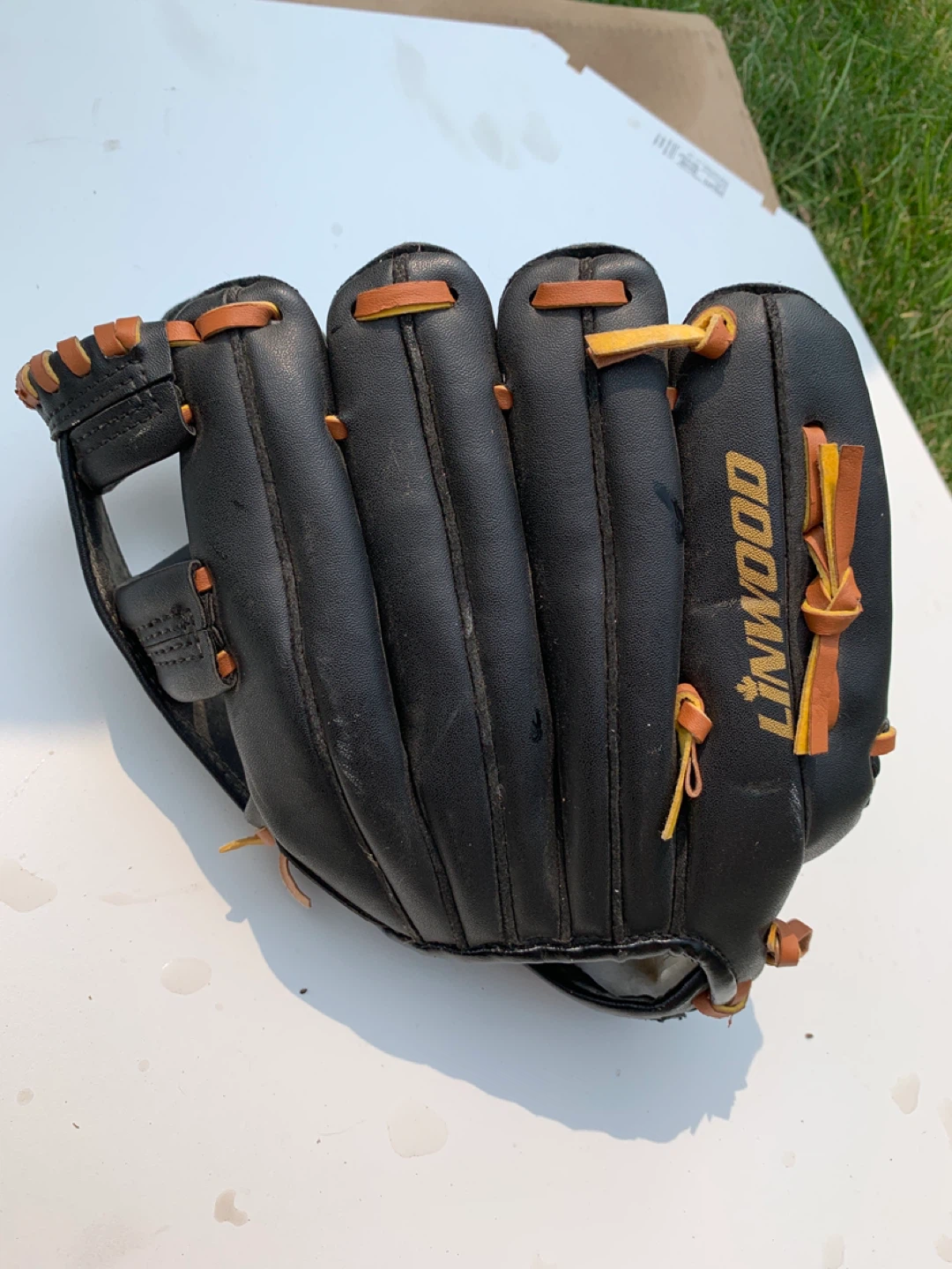 Ball Glove. 11 inch. Linwood.