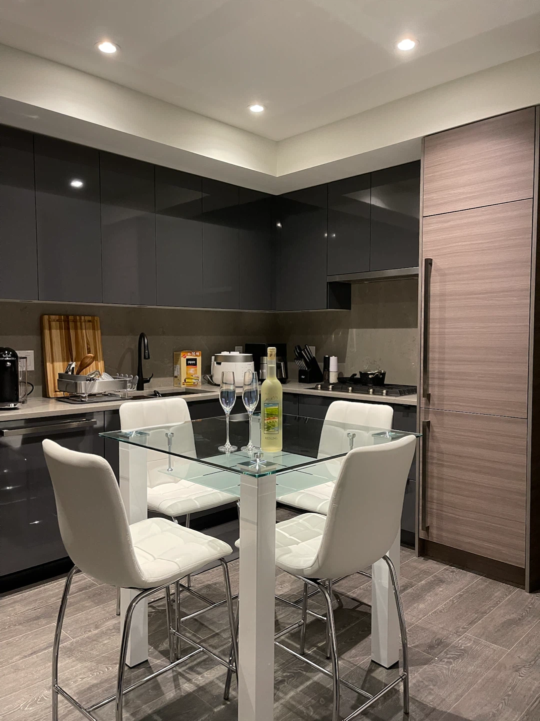 Glass top table with 4 white bar stools