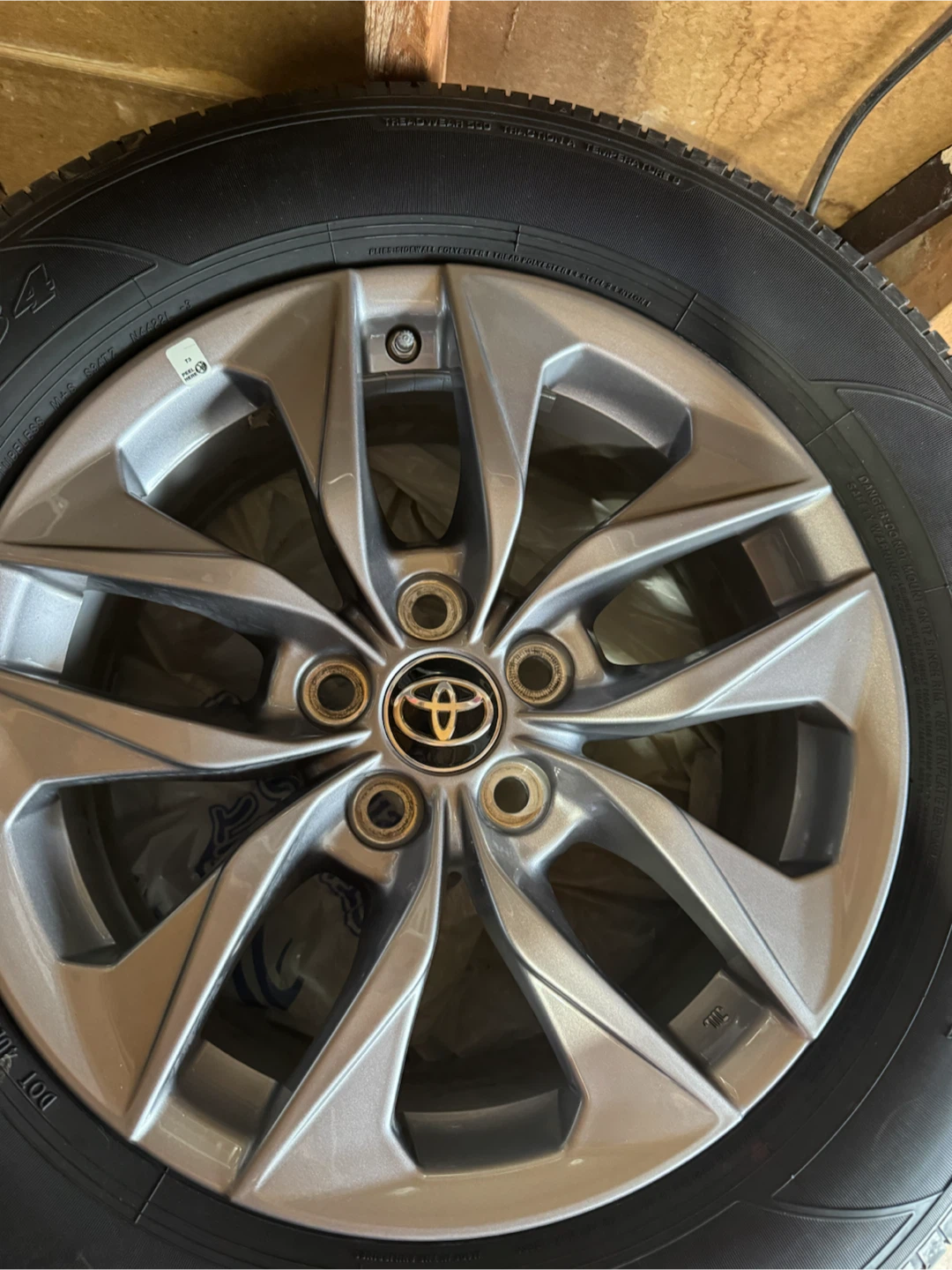 Toyota Alloy Wheel with BlueEarth Tire P235/65R17