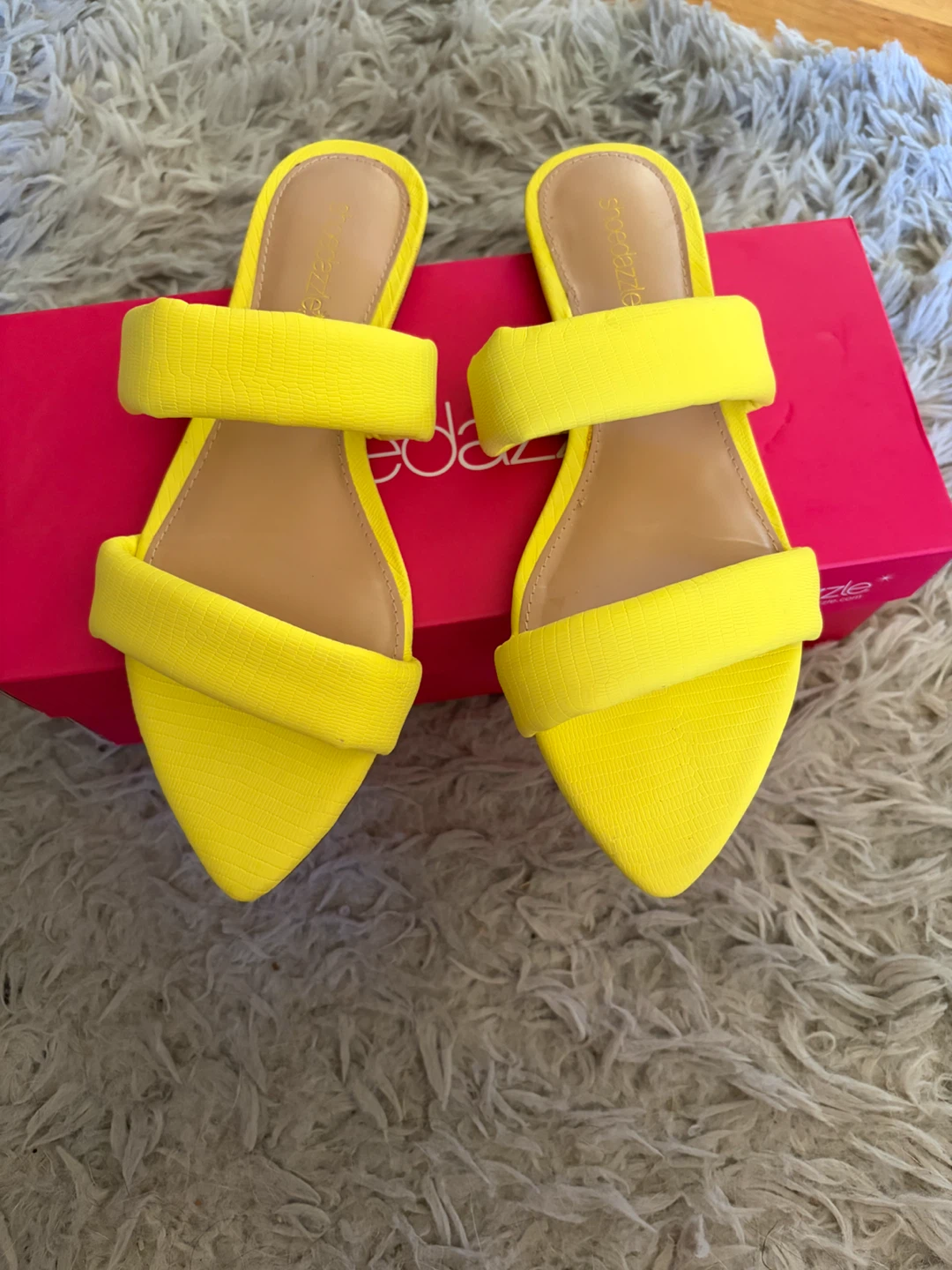 ShoeDazzle Yellow Ducle Flat Sandals Size 7