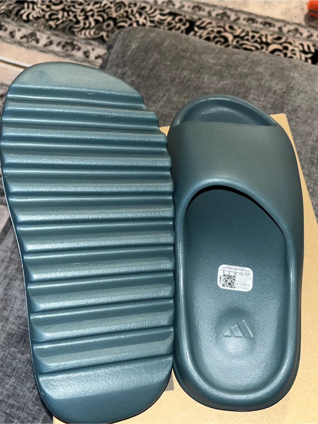 Yeezy slides - photo 2