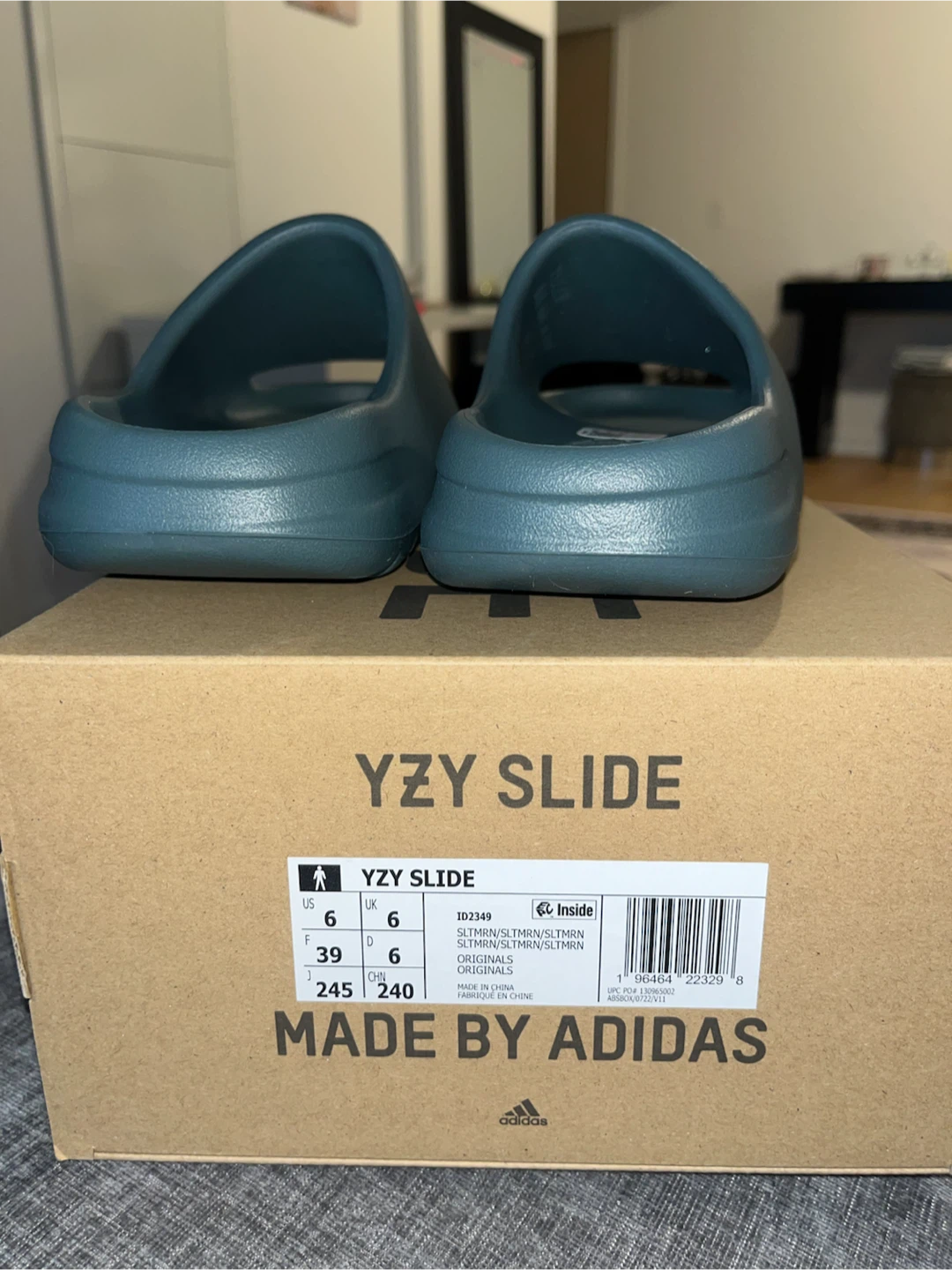 Yeezy slides - photo 5