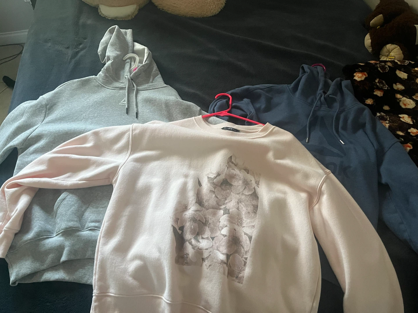 Crewneck sweater + 2 Hoodiez