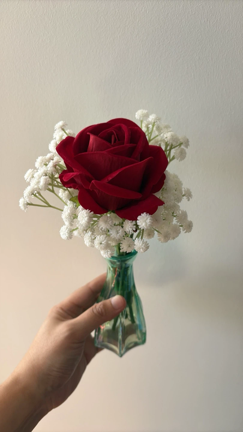 decorative bud vases with artificial flowers