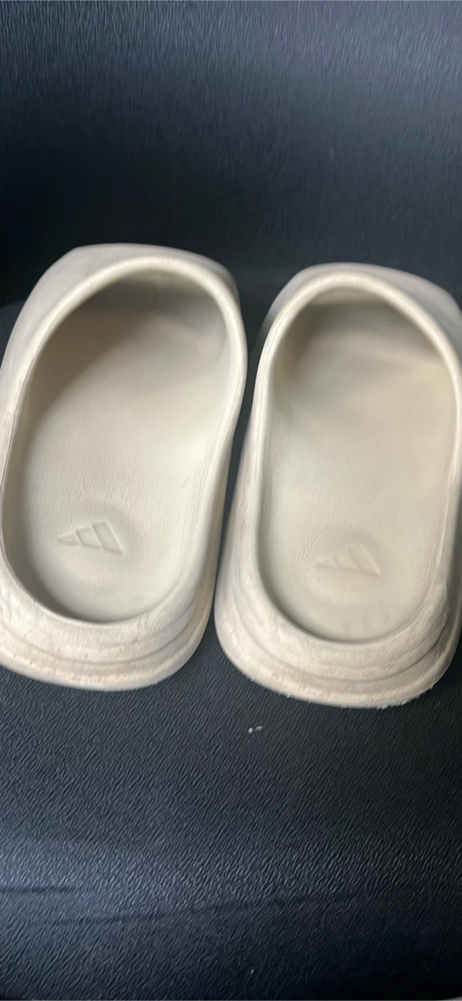 Yeezy slides - photo 2