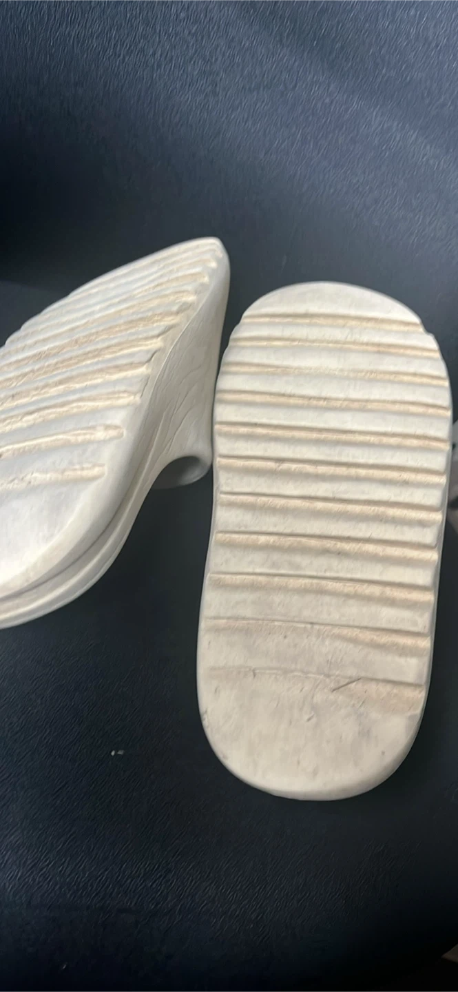 Yeezy slides - photo 4