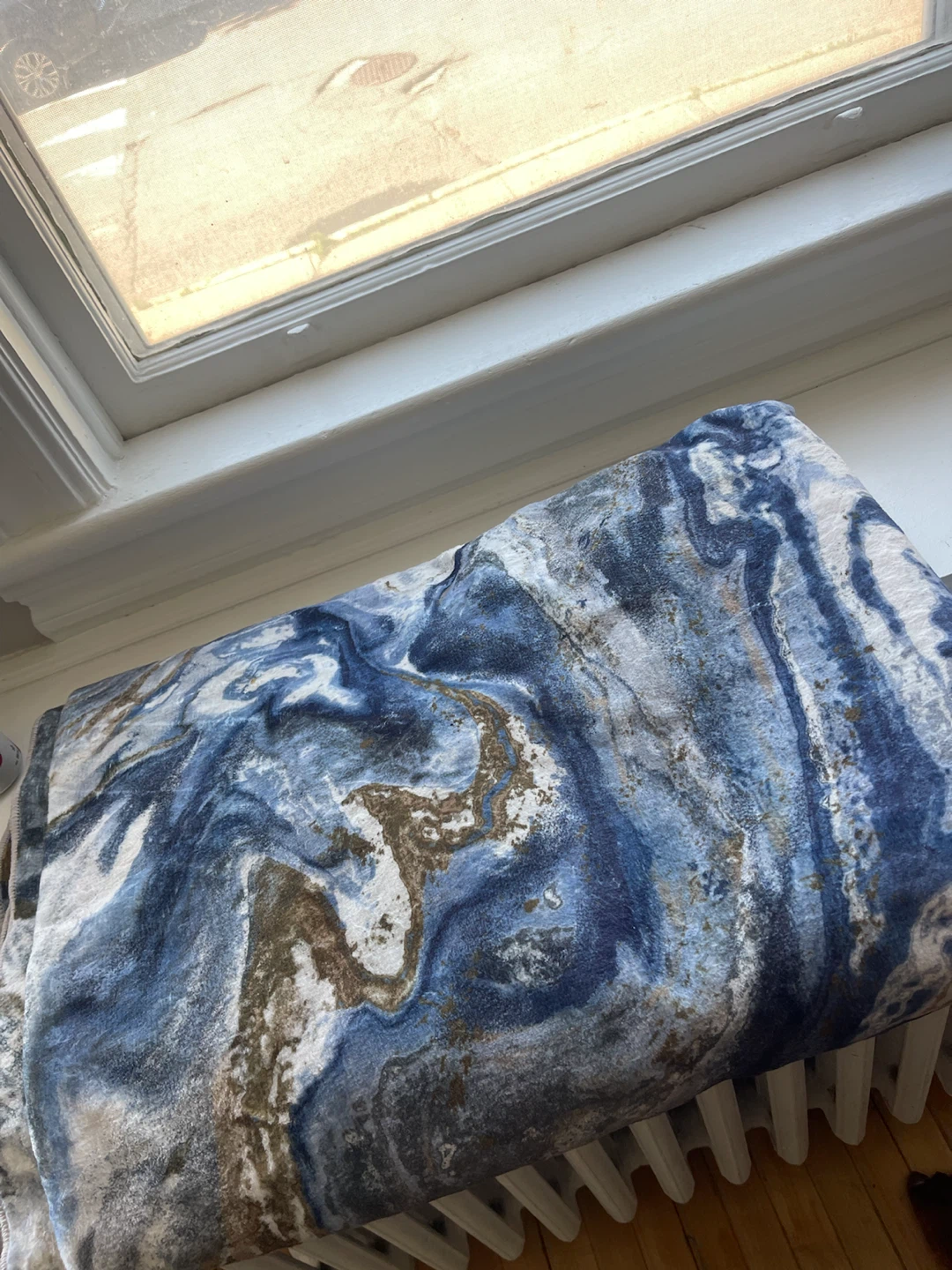 Area Rug with Swirl Pattern - photo 2