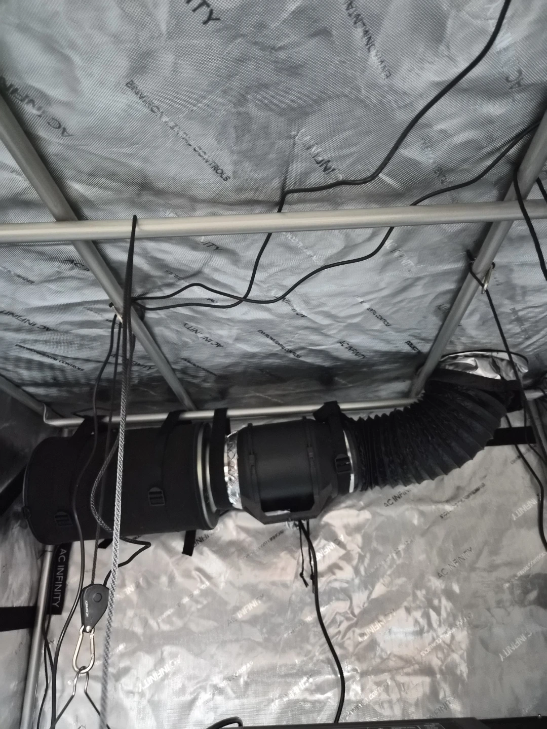 AC Infinity 4x4 Grow Tent - photo 4