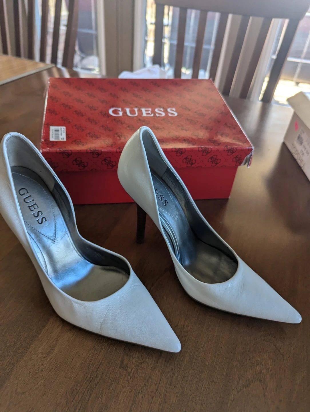 Brand New Guess White Leather Heels with Box. Size 6. - photo 2