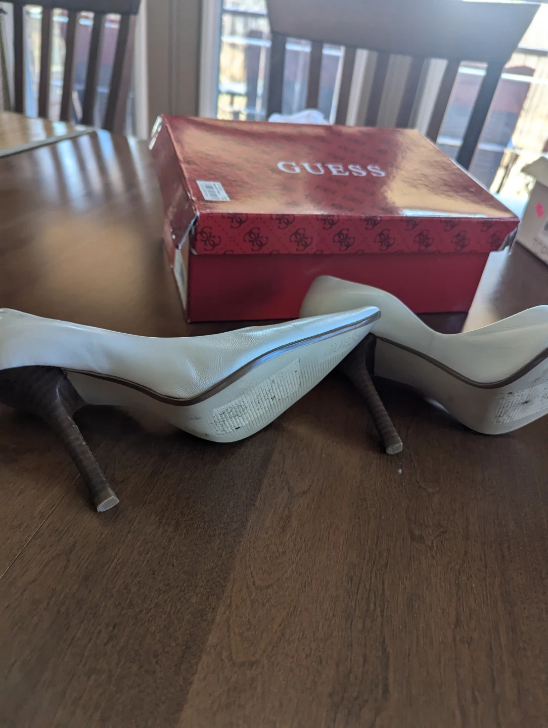 Brand New Guess White Leather Heels with Box. Size 6. - photo 3
