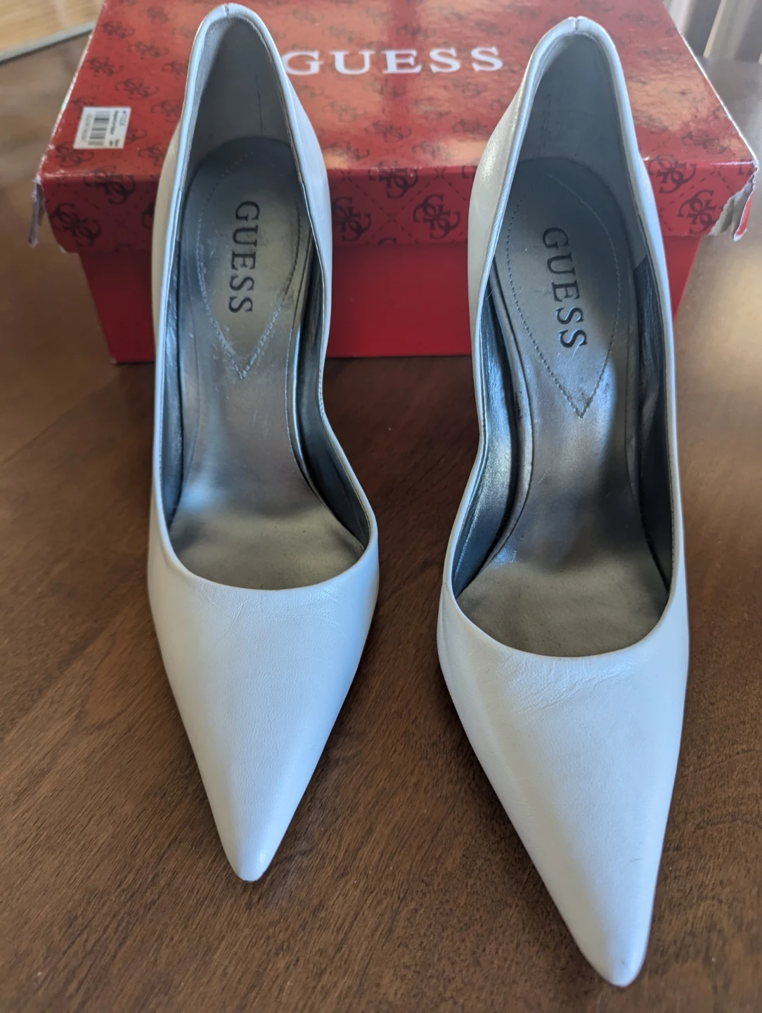 Brand New Guess White Leather Heels with Box. Size 6. - photo 4