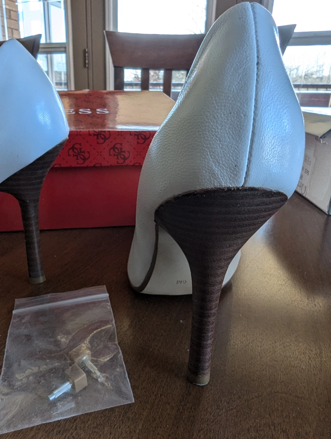 Brand New Guess White Leather Heels with Box. Size 6. - photo 5