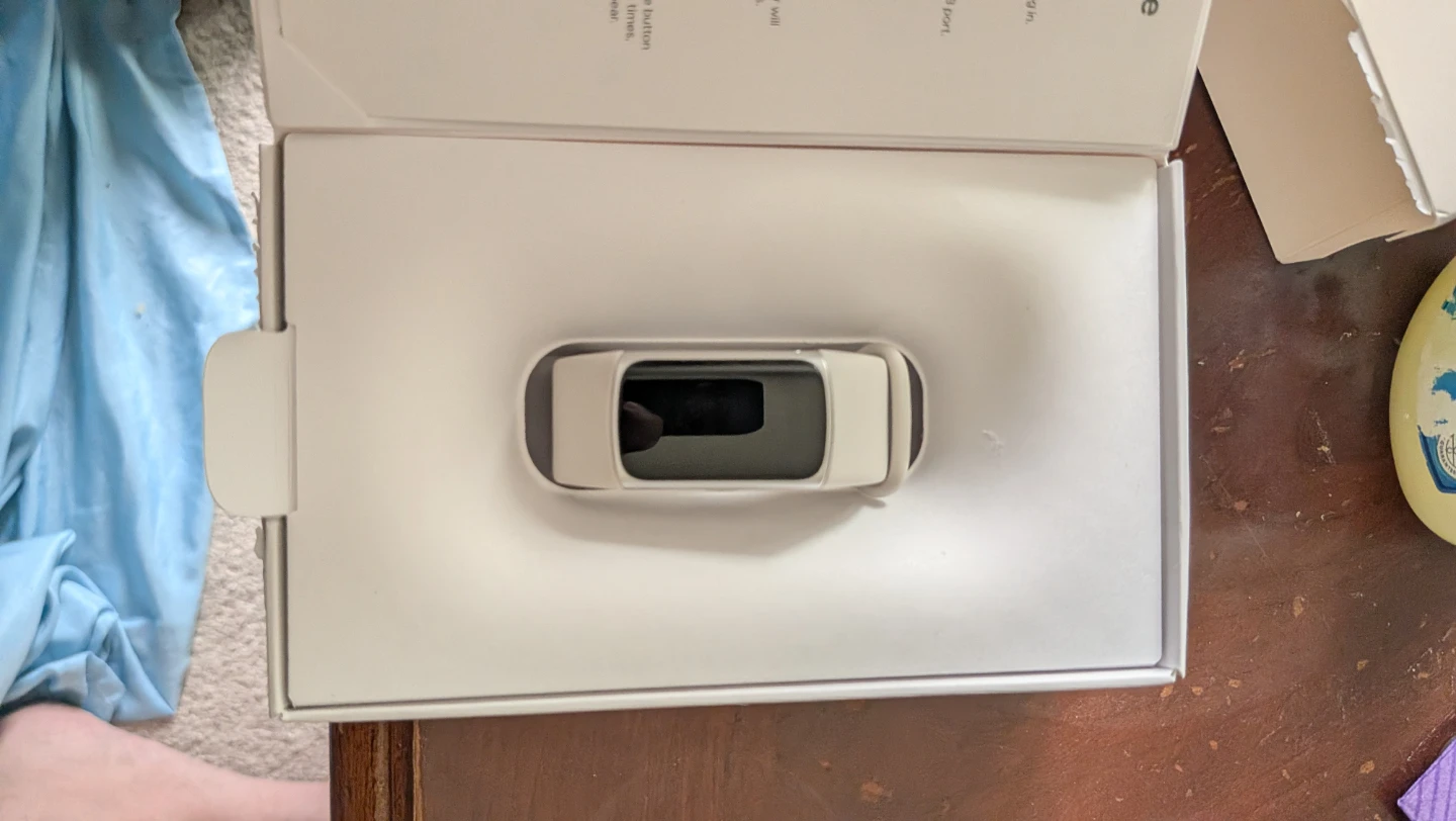 Fitbit Charge 6 (Great Condition) + Extra Strap & Box - photo 4