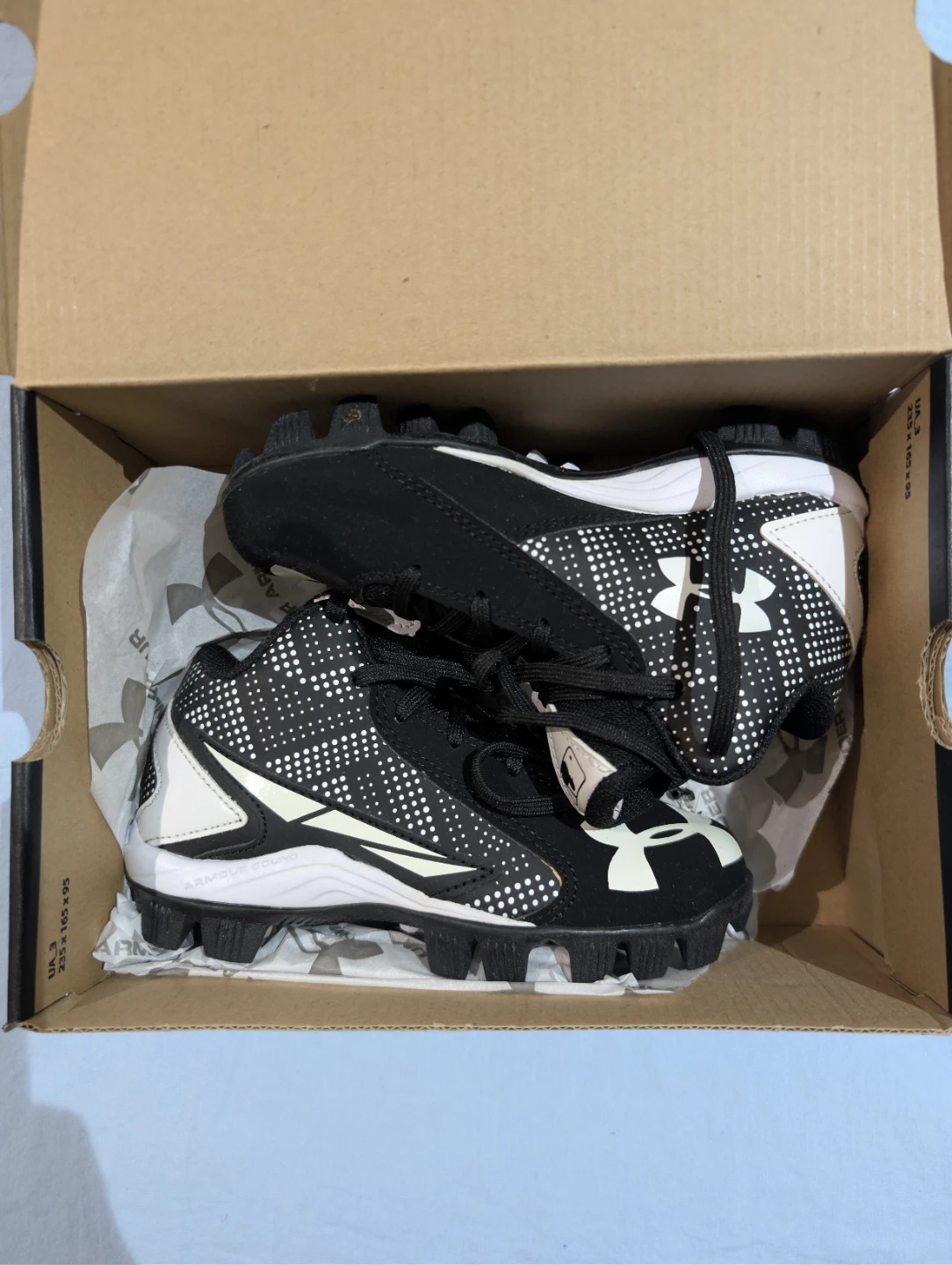 Under Armour Leadoff Mid RM Jr. Baseball Cleats