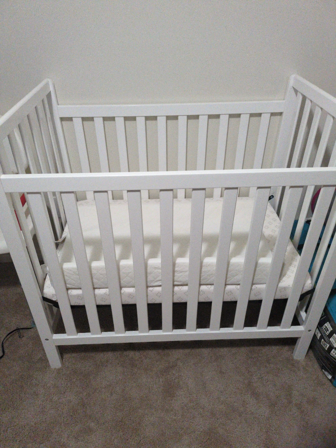 mini crib ( barely used)
