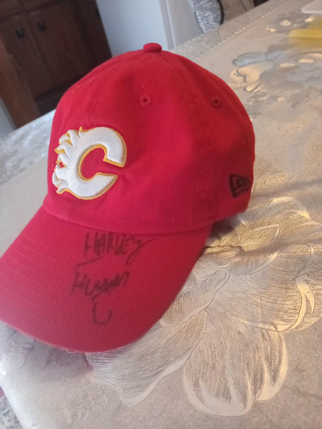 Calgary Flames New Era Hat - Signed by Harvey The Hound - photo 2
