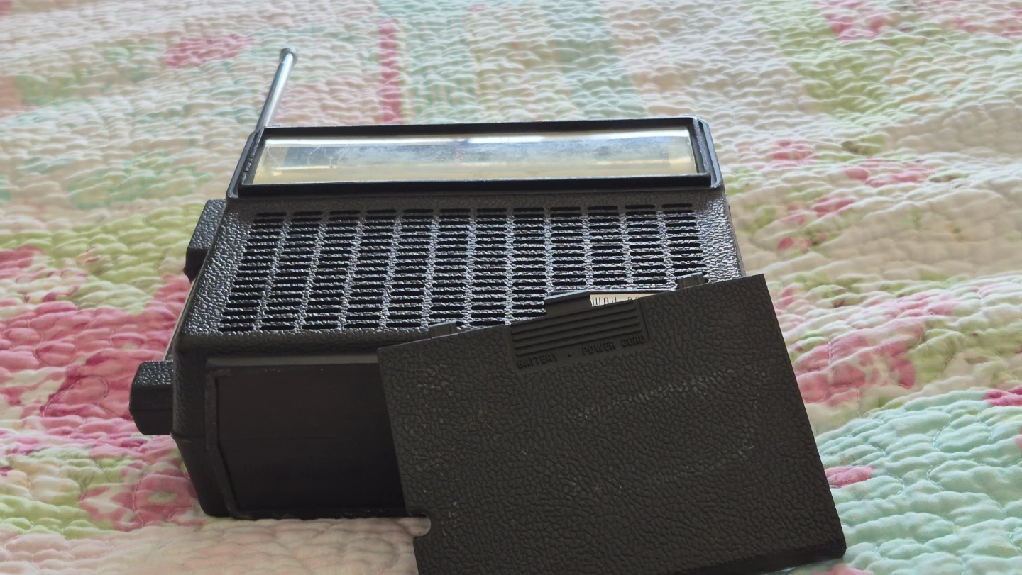 General Electric "Two-Way Power" AM/FM Radio - photo 3