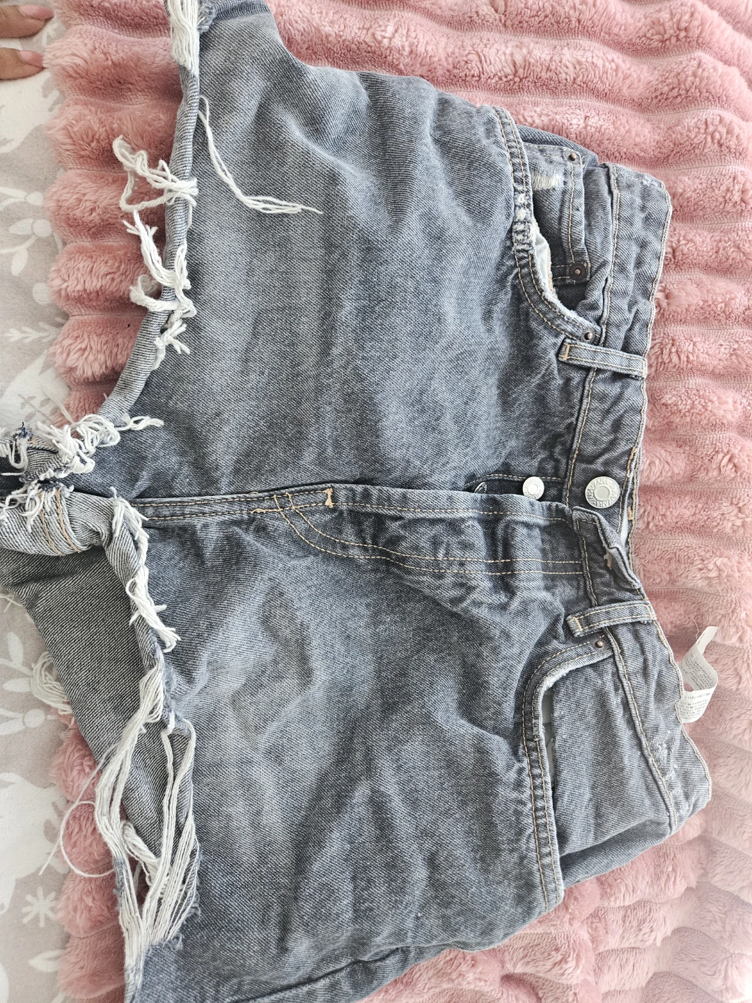 Distressed denim shorts (Zara)
