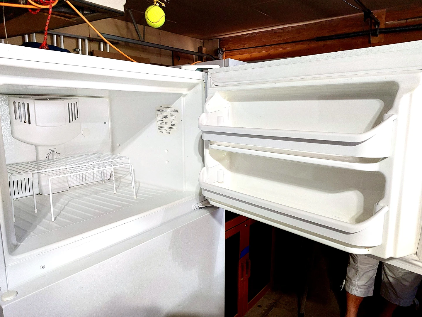 Frigidaire Refrigerator-Freezer - Great Condition! - photo 3
