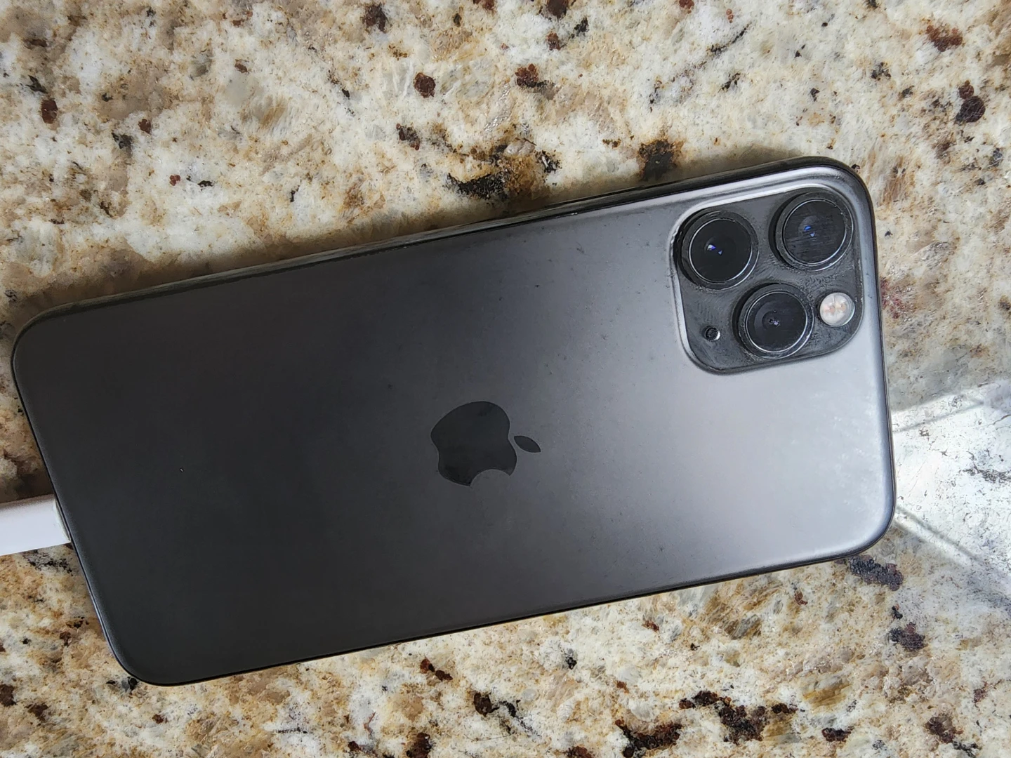 Apple iPhone 11 Pro dead battery no icloud - photo 2
