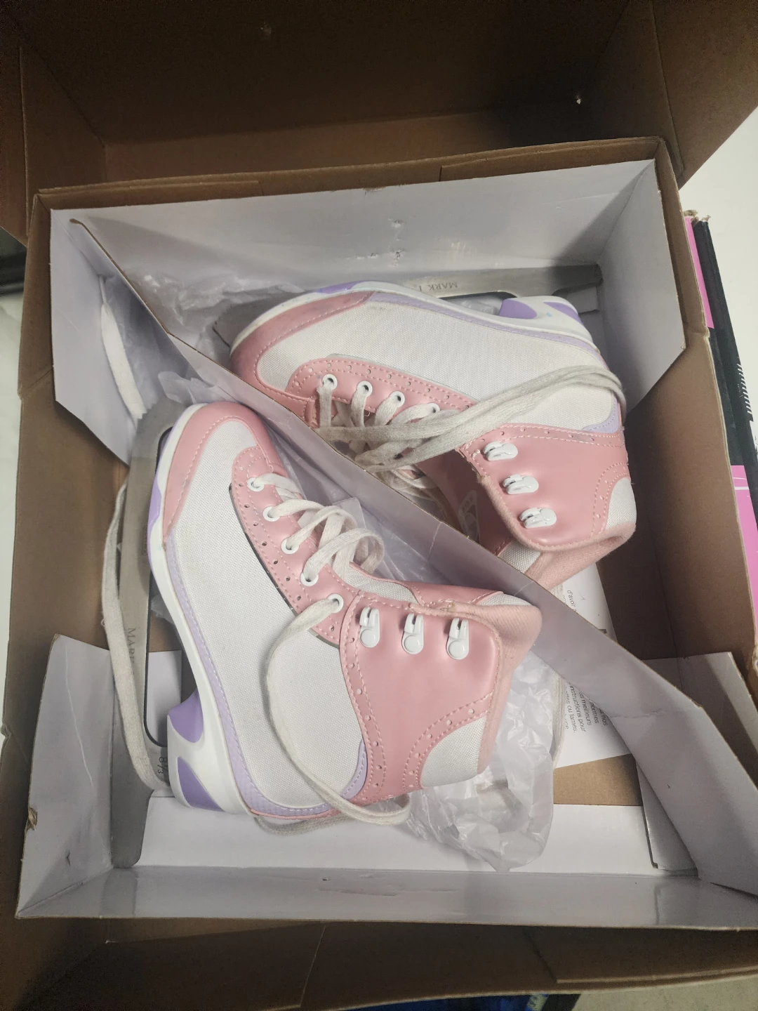 Ice skating  in 2 size 2 and 3