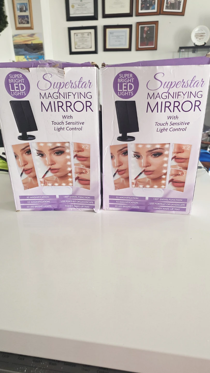 Superstar Magnifying Mirror with LED Lights - photo 2