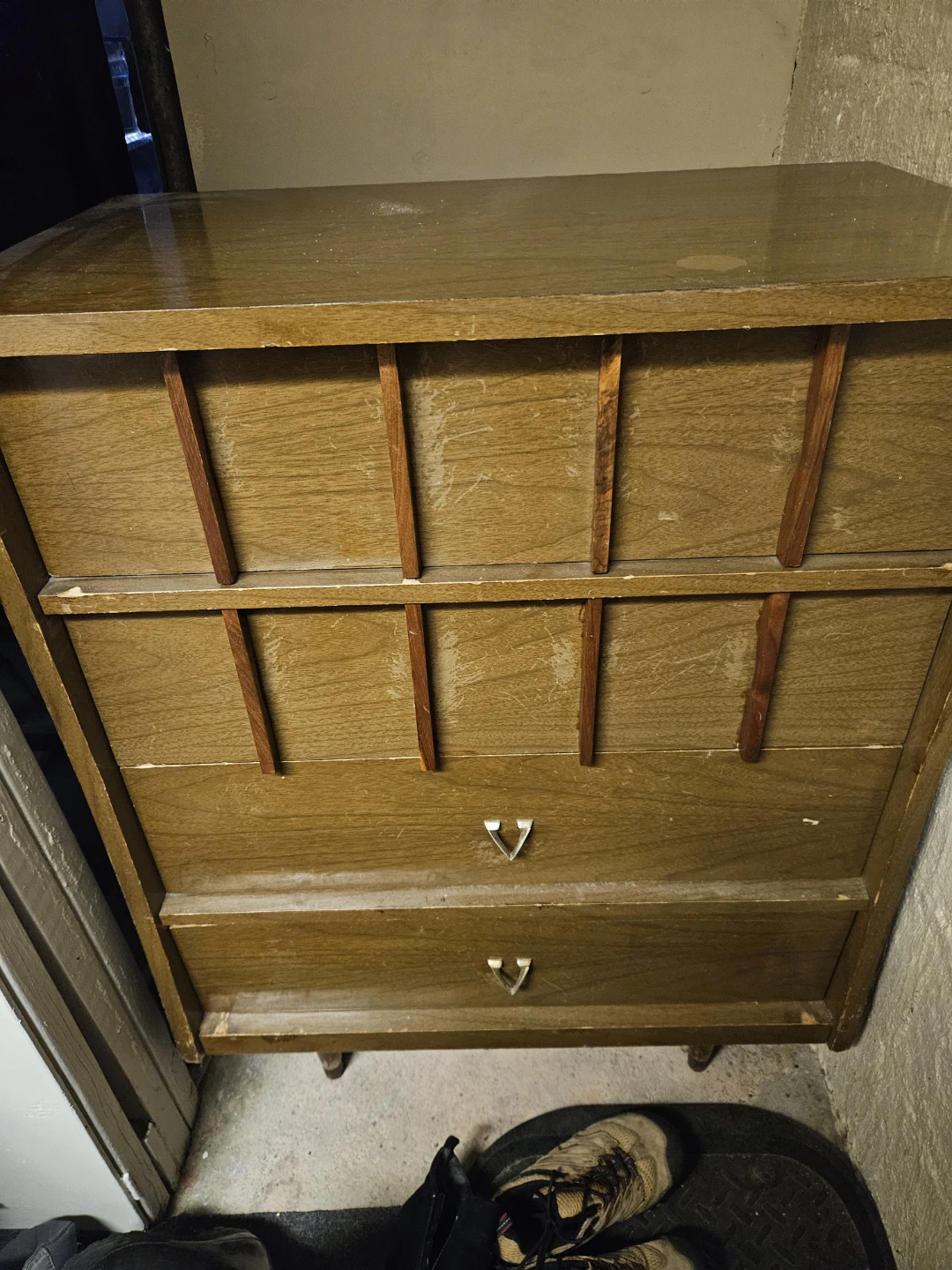 Wooden dresser with 4 drawers