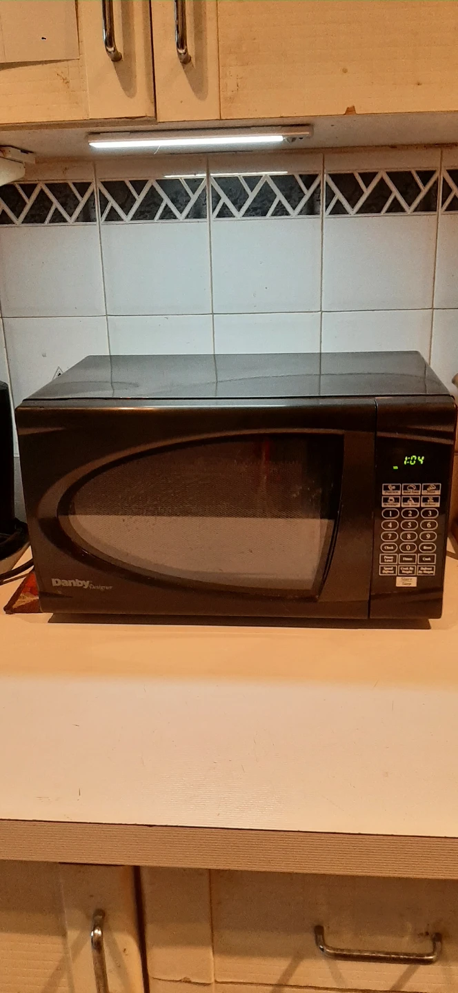 Danby Compact Designer Microwave READ DESCRIPTION ON SIZE