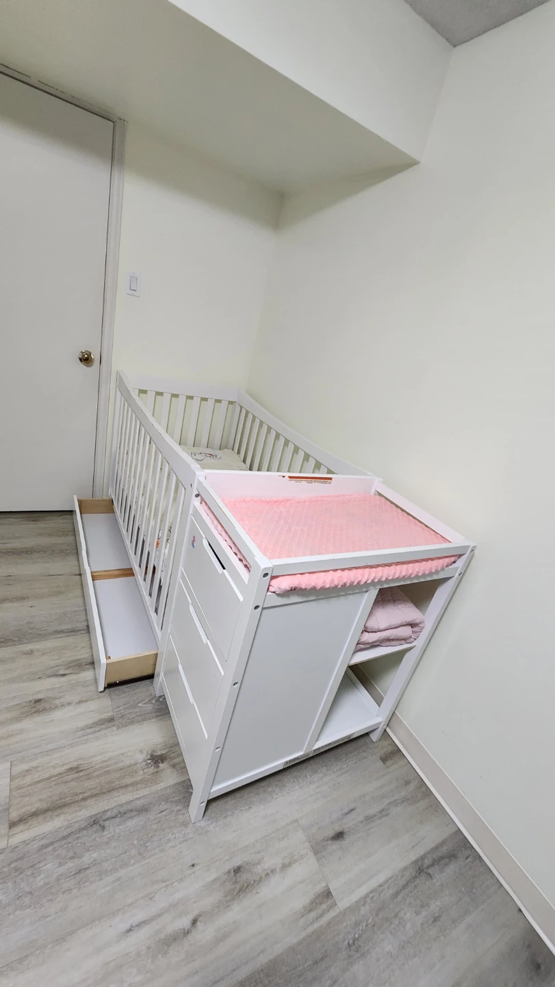 Baby crib with mattress and change table