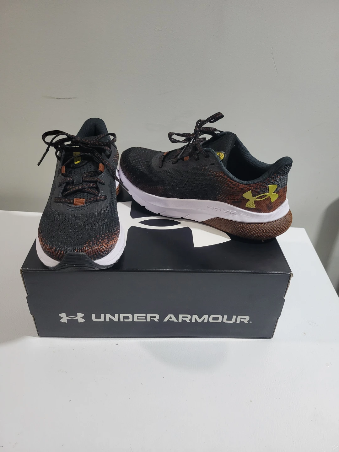NEW WOMEN'S UNDERARMOUR SHOES SIZE 8 - photo 2