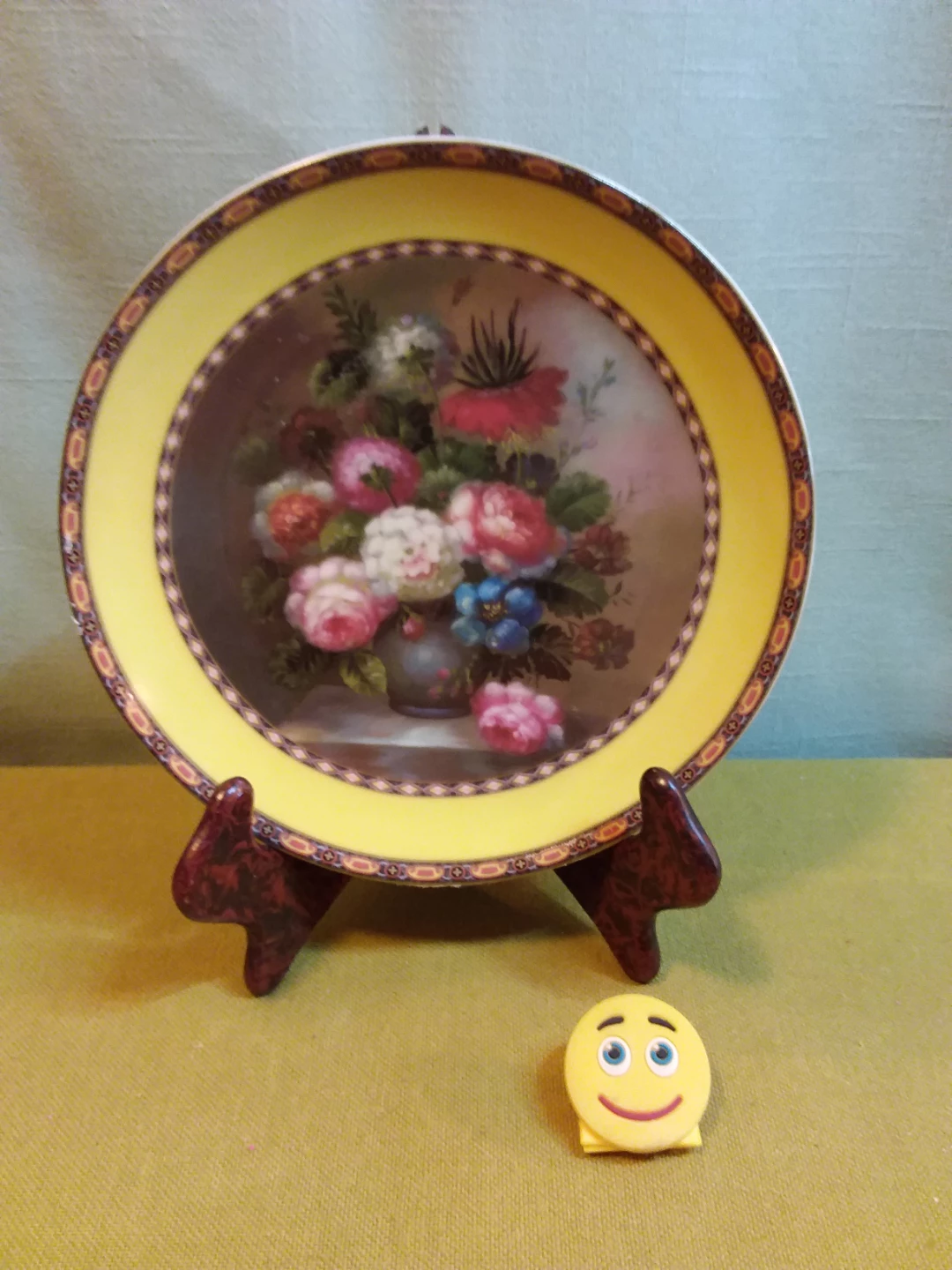 🌺 🍽️ ➡️ Decorative Plates w / Floral Design (Set of 2) 🌺 🍽️