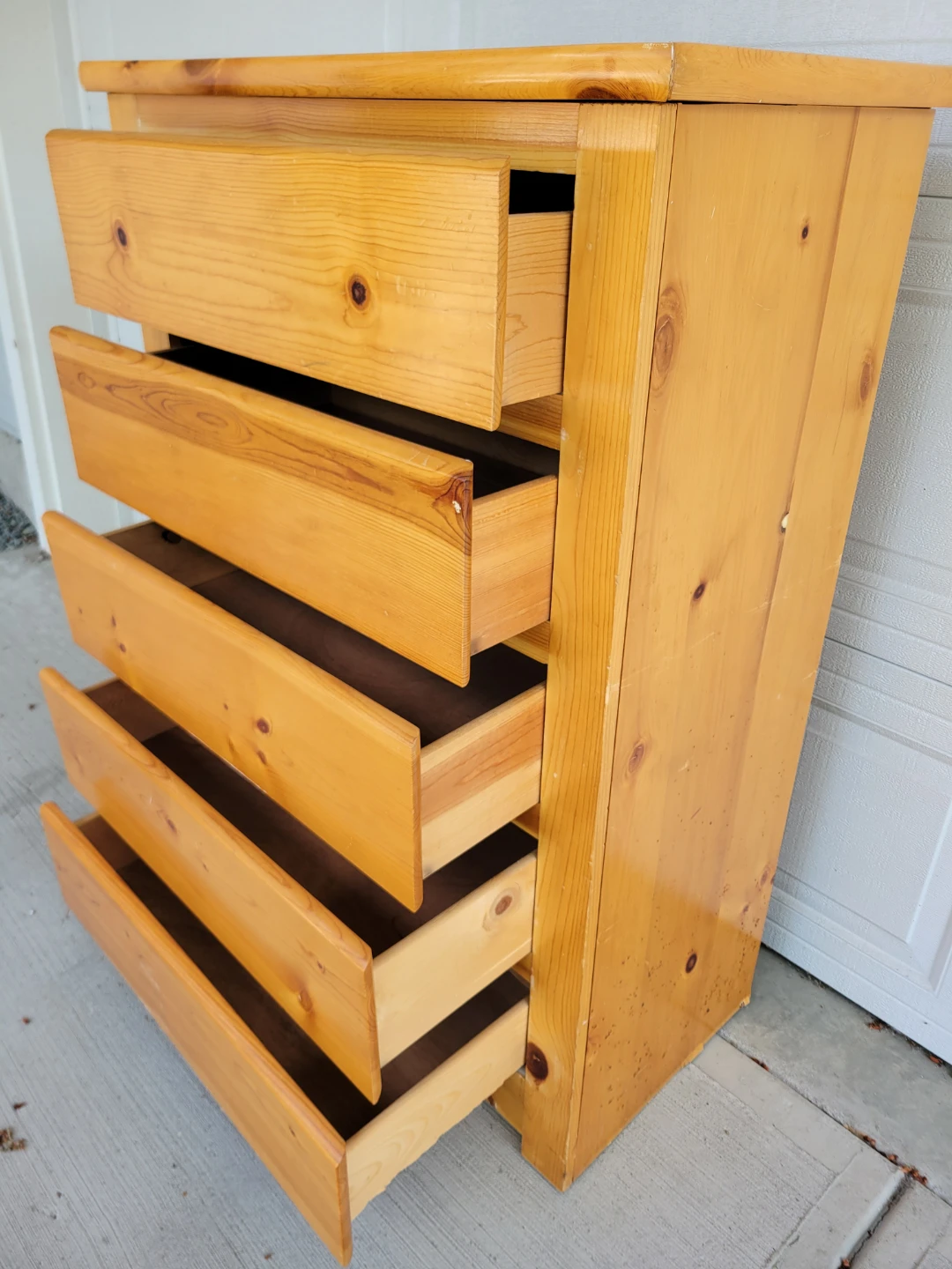 Very Nice Solid Pine 5-Drawer Dresser / Tall Dresser.