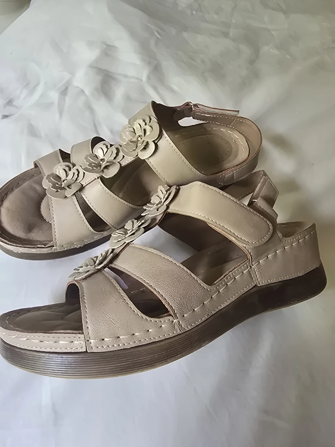 NEW! Women's Beige Floral Wedge Sandals - photo 3