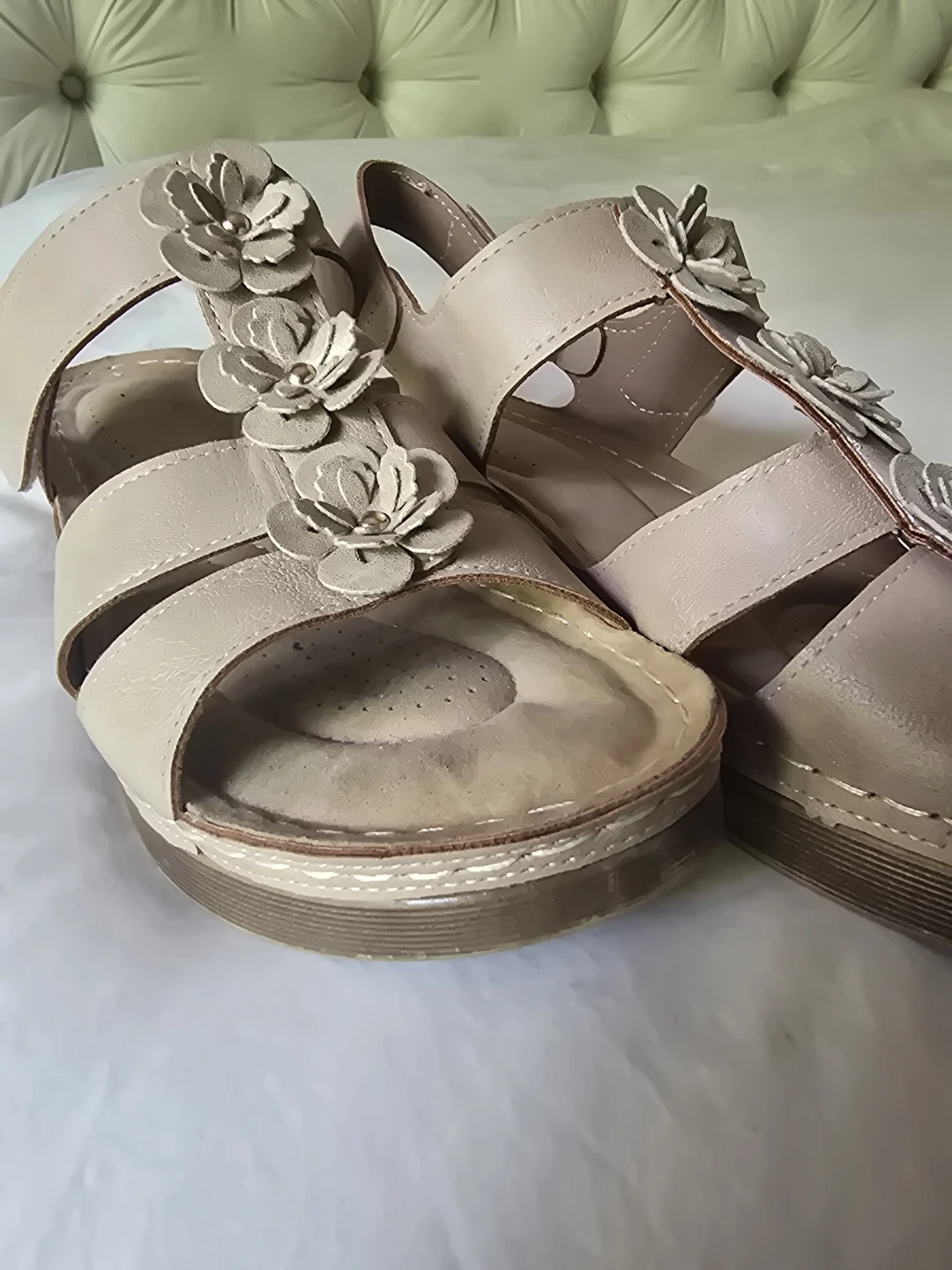 NEW! Women's Beige Floral Wedge Sandals - photo 5