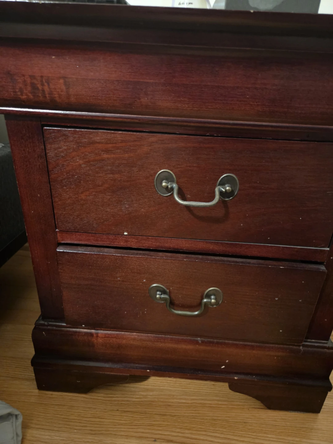 Wooden Dresser with 5 Drawers and 2 Nightstands - photo 2