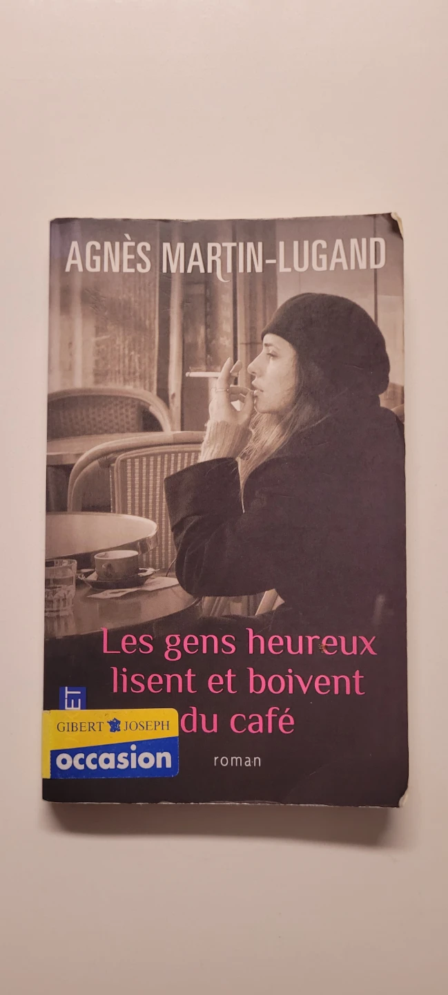 Les gens heureux lisent et boivent du café. Book
