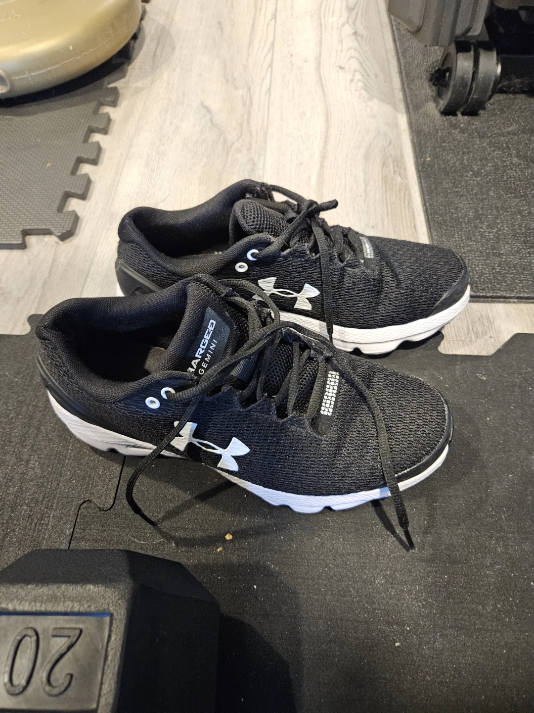 Under armour women's shoes 9, Gemini charge (WHITBY)