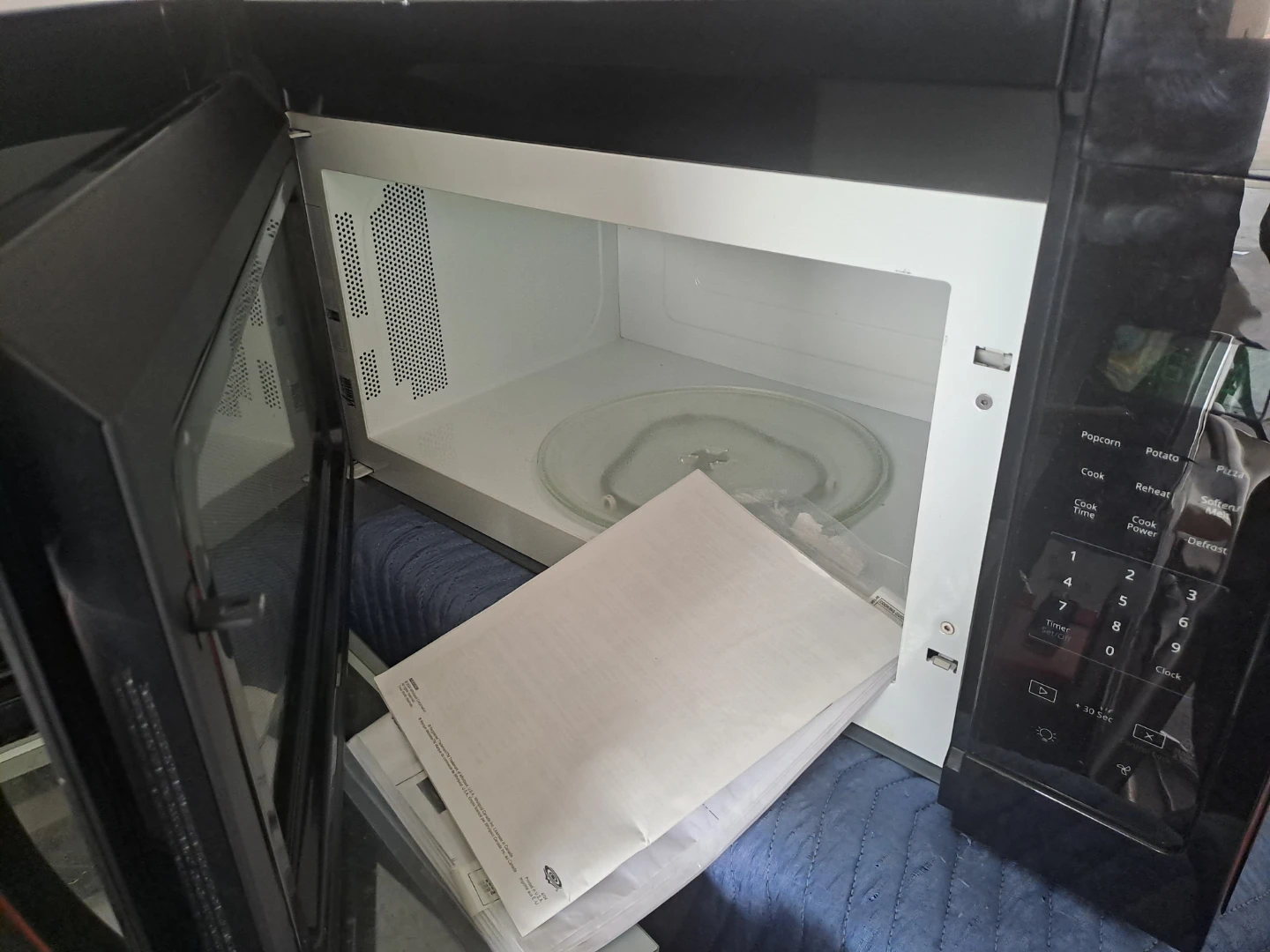 Whirlpool Microwave - photo 2