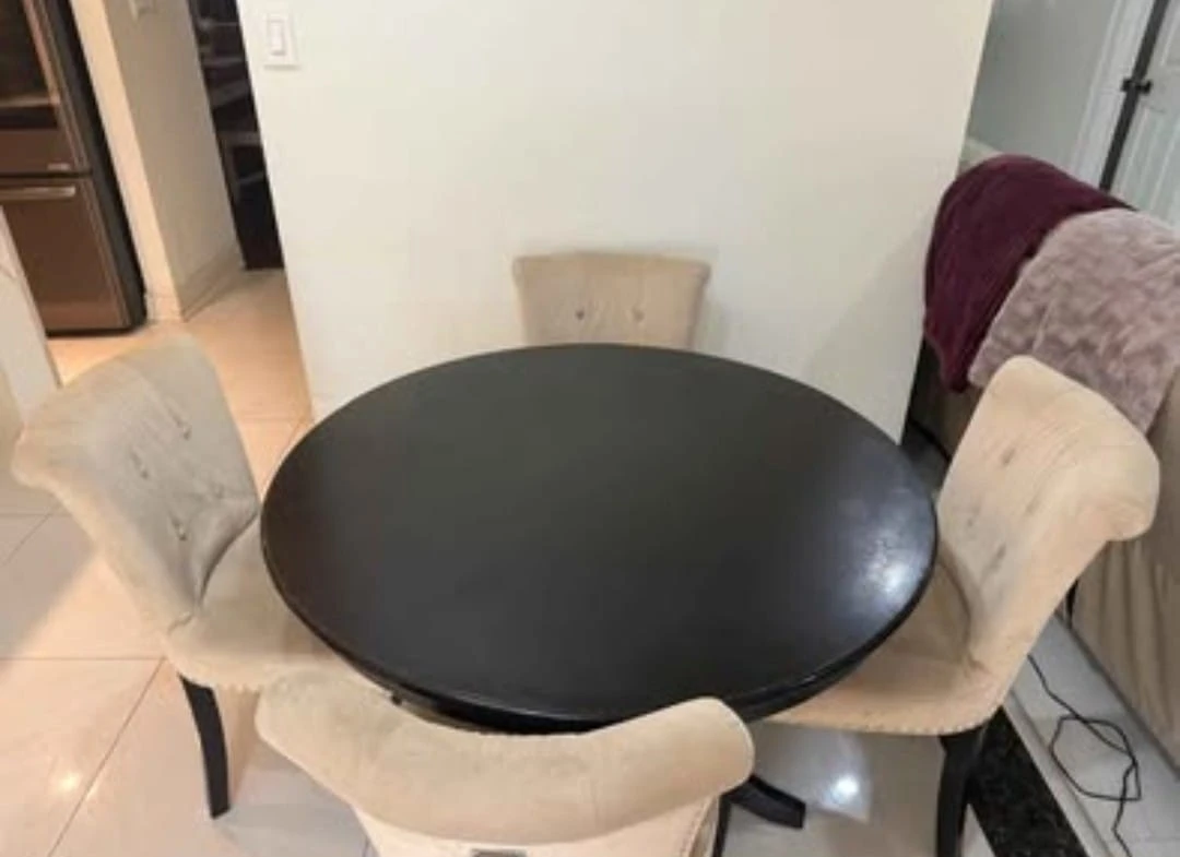 Round Breakfast table with executive chairs