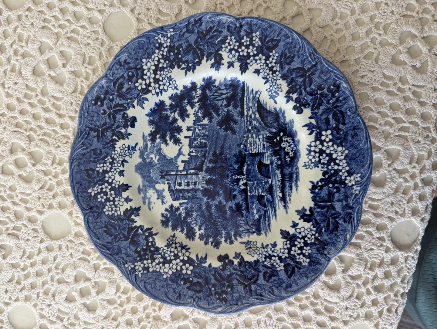 J&G Meakin "Romantic England" plate