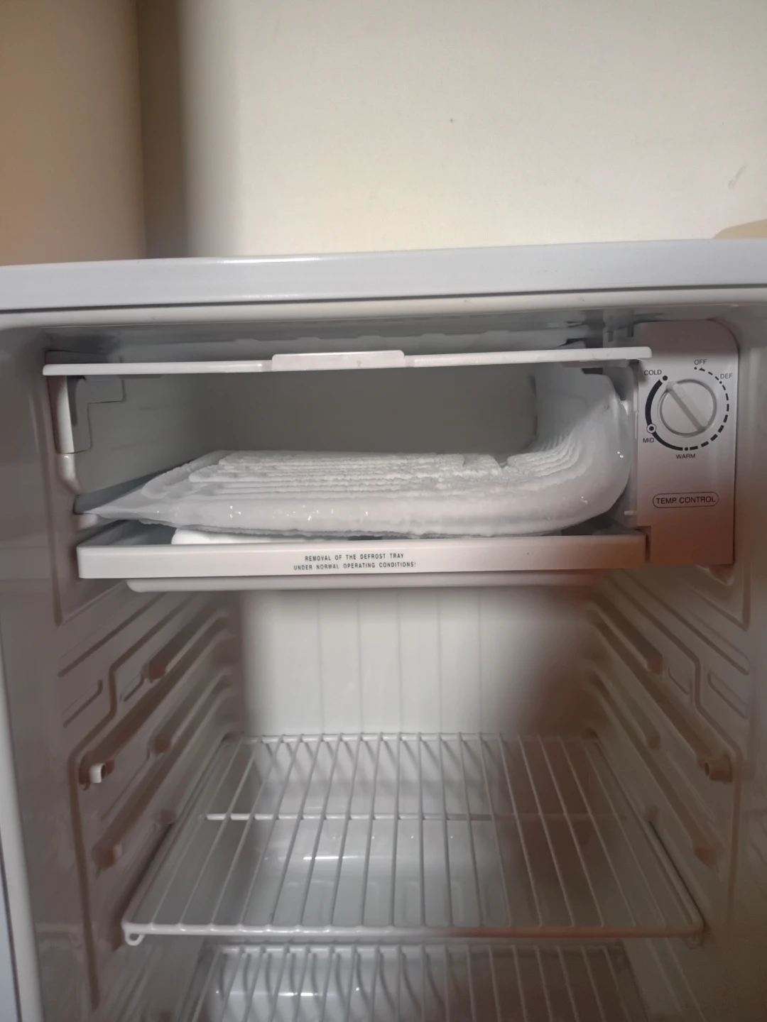 Diplomat White Mini Fridge with built in freezer - photo 3