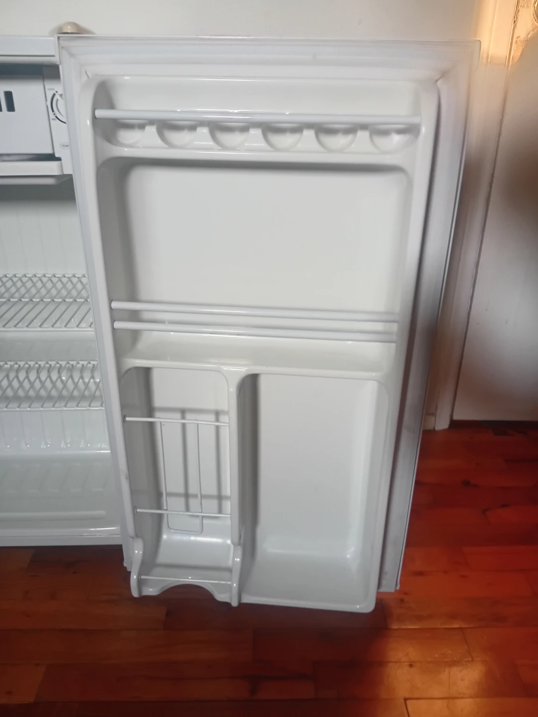 Diplomat White Mini Fridge with built in freezer - photo 4
