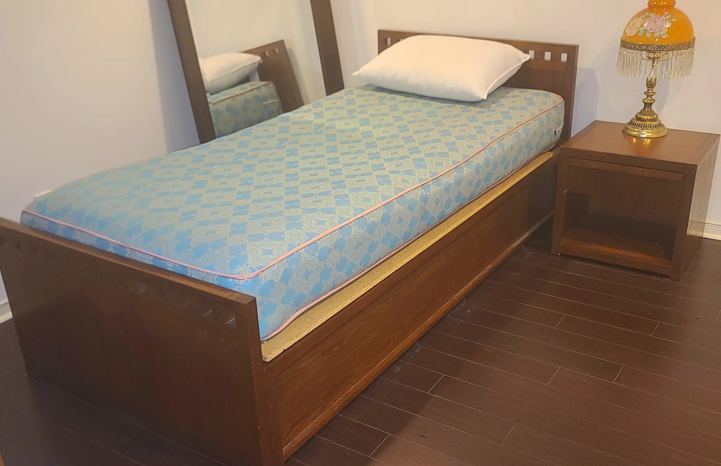 Solid Wood Bedroom Set – Bed, Dresser & Matching Mirror