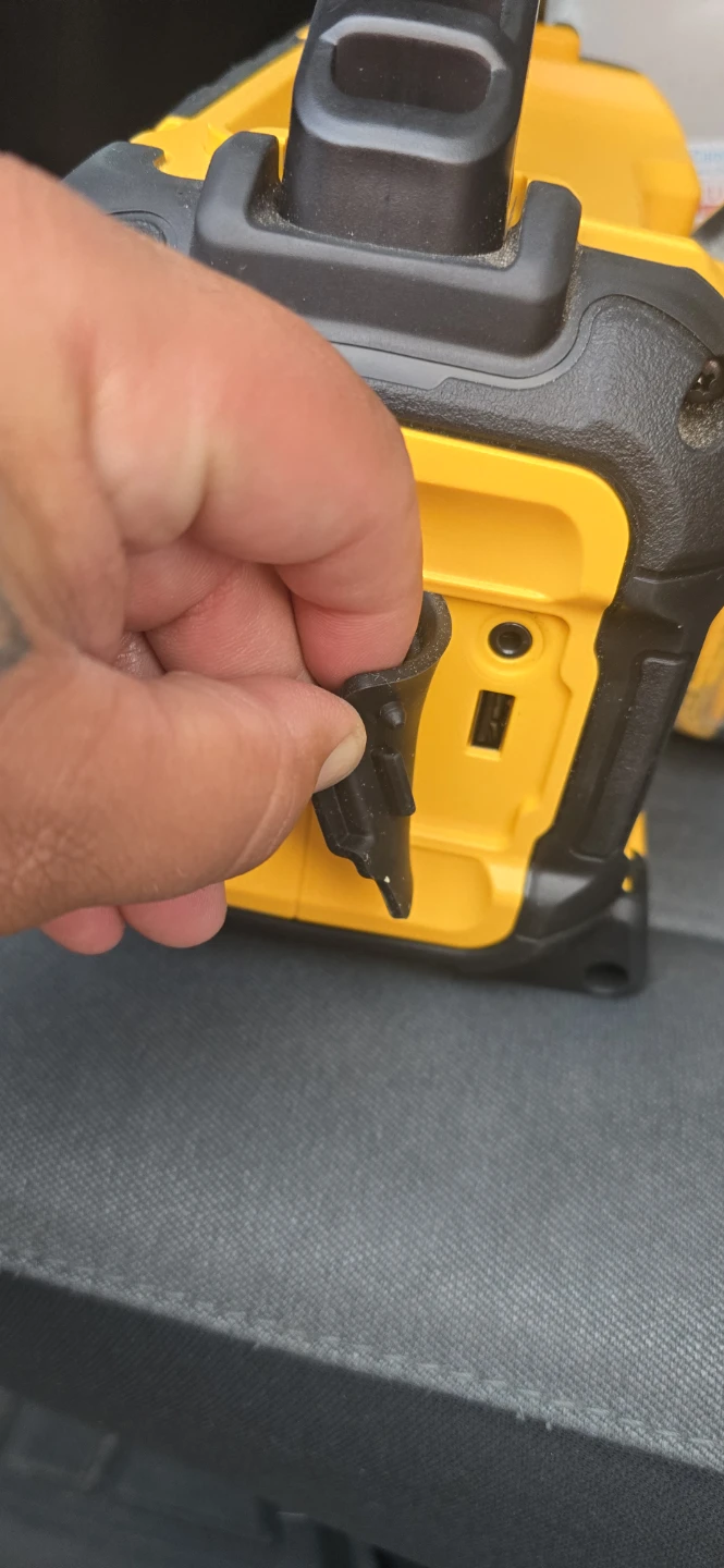 DEWALT 12V/20V MAX Lithium-Ion Work Site Radio - photo 3