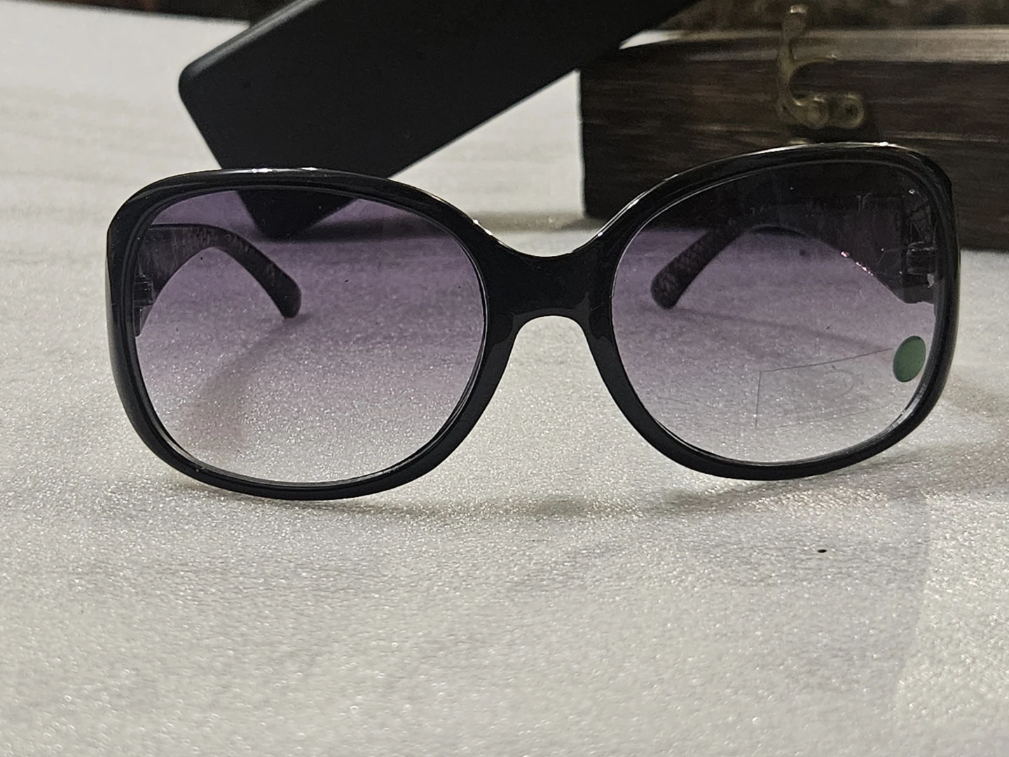 Oscar sunglasses with gradient tint.