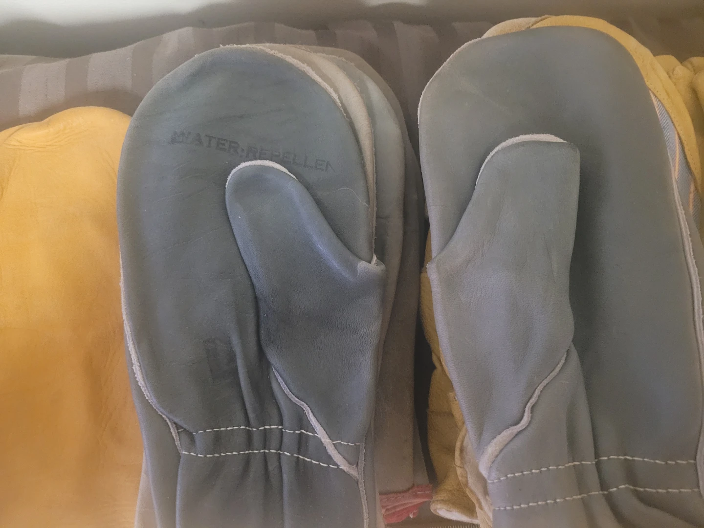 Lot 11 pairs Work Gloves and leather Mits - photo 3