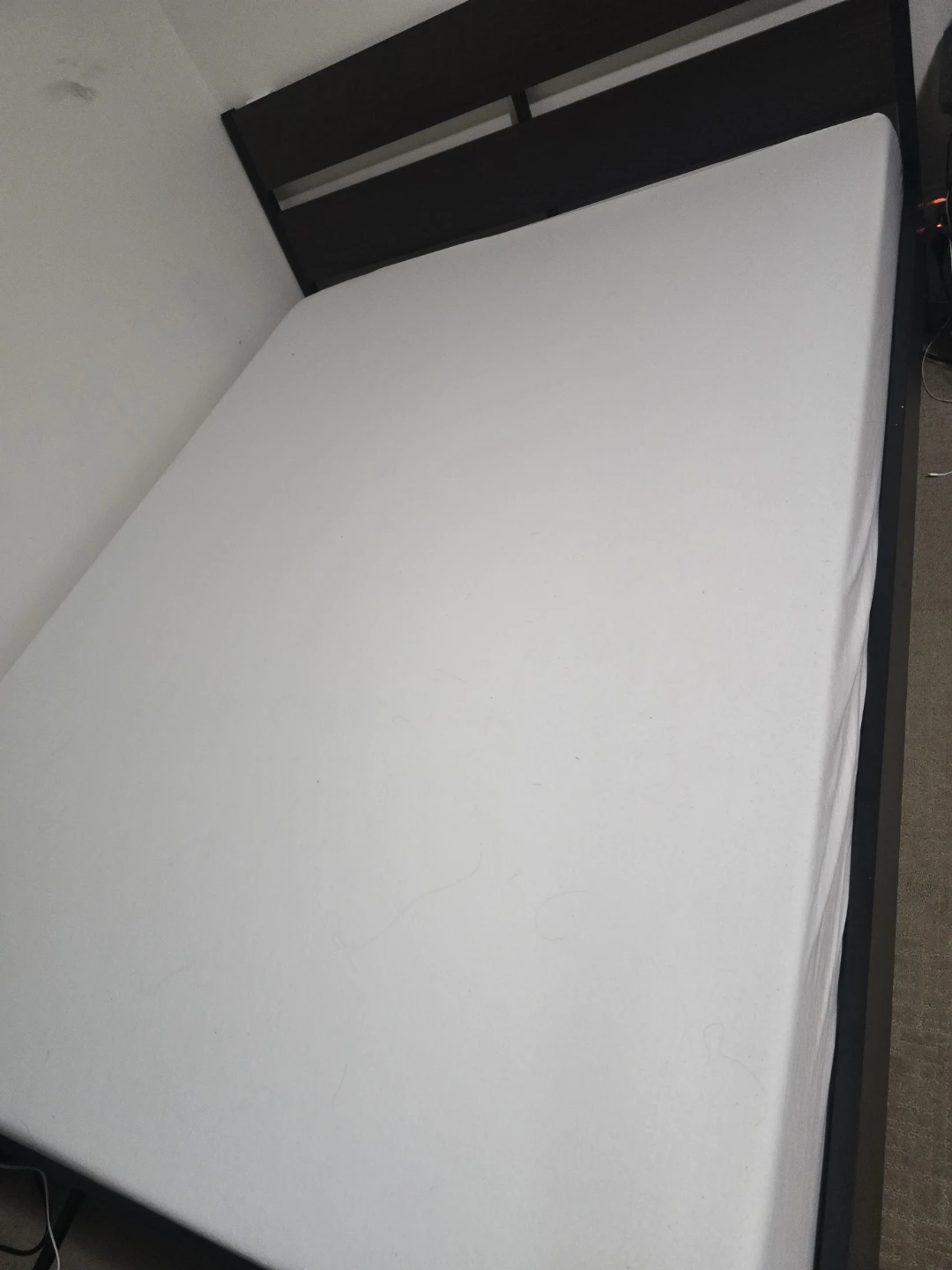 Zinus 8 inch Queen mattress like new.not bed frame