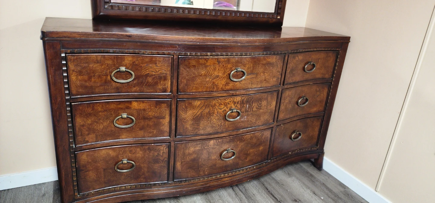 King Bedroom Set – Solid Wood – Excellent Condition - photo 2