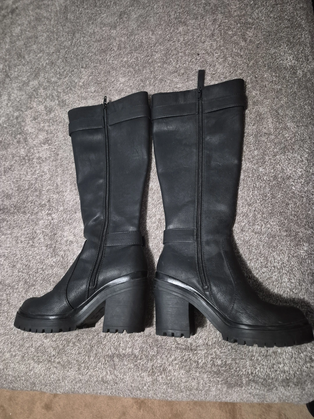 Black Women's Knee-High Boots Size 7 - photo 2