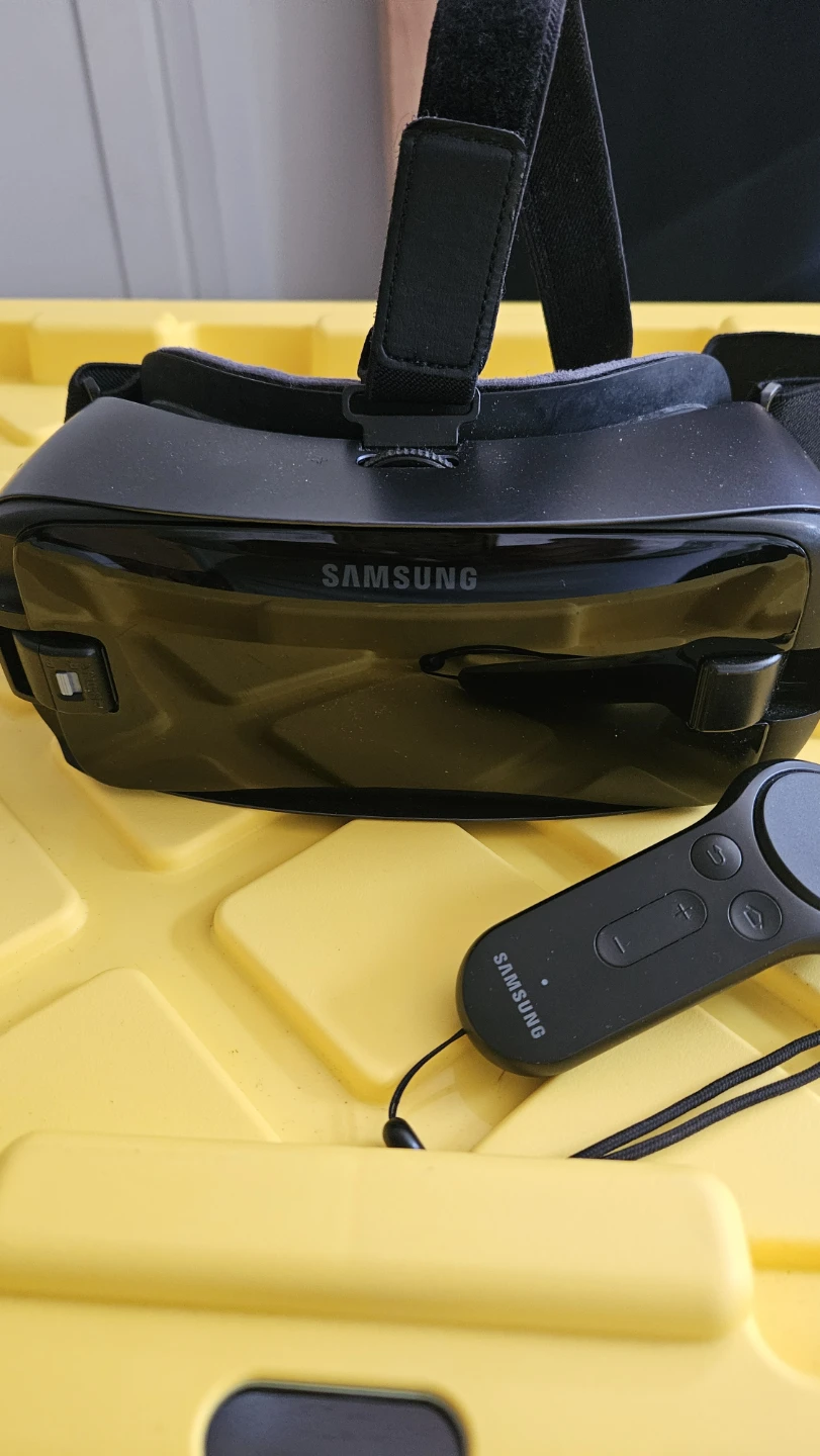 Samsung Gear VR Headset with Controller